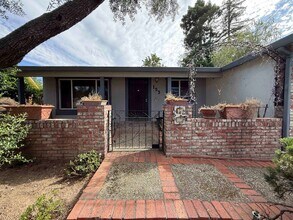 Building Photo - Great 3 Bedroom Walking Distance to American River