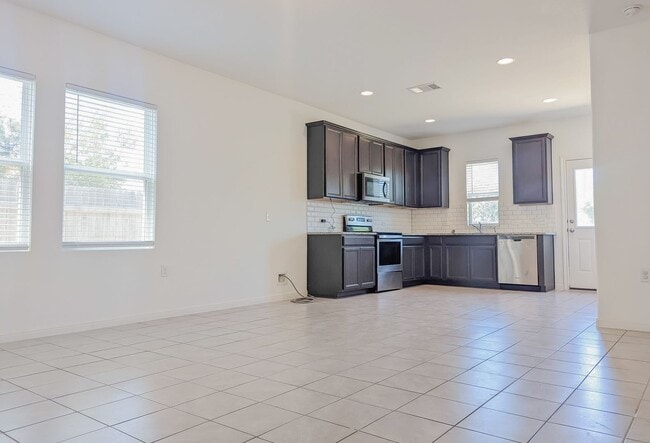 Building Photo - 6510 Routenburn St