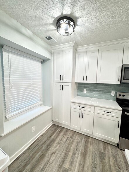 Building Photo - 3675 Sylvan Ln