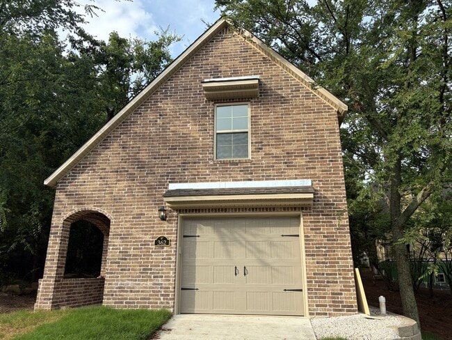 Primary Photo - 2bd/2ba House with large Garage!