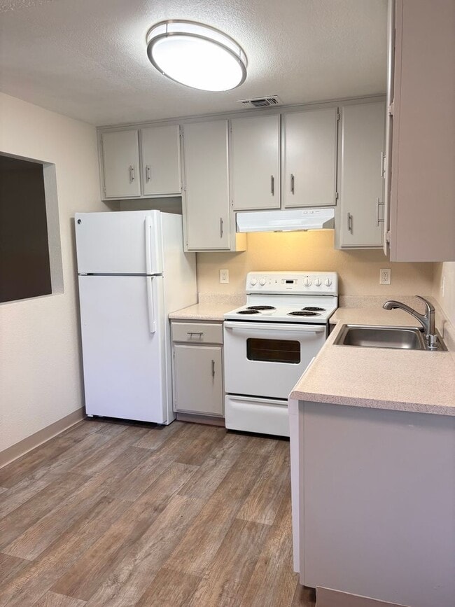 Building Photo - Olive Glen Apartments