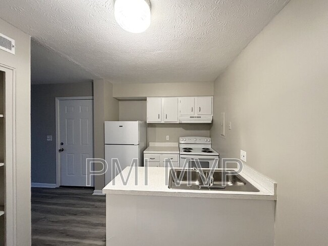 Building Photo - 840 Whitethorne Ave