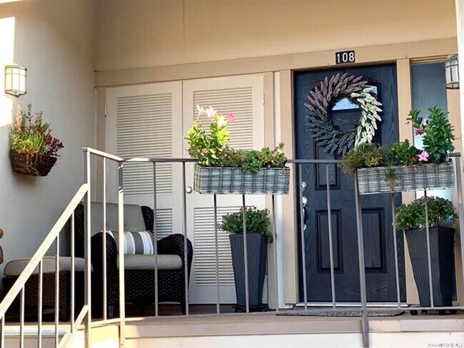 Building Photo - Beautiful Updated 2Br/2/Ba + Den W/ detach...