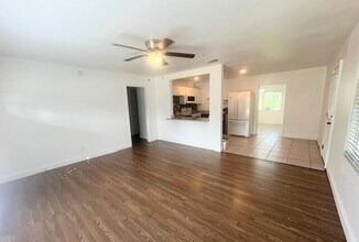 Building Photo - 2713 Silver Lake Dr