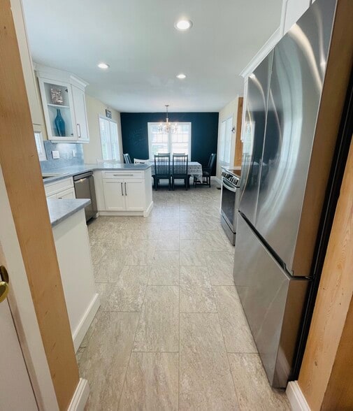 Full Kitchen ans Dining - 101 Lumina Ave N