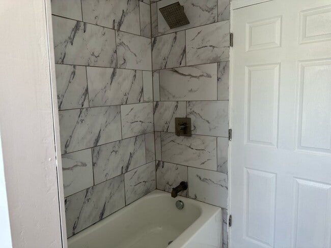 Building Photo - 3 br, 2.5 bath House - 417 E Burgess