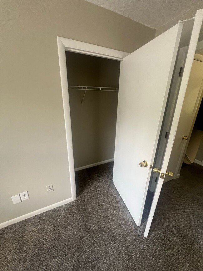 Building Photo - READY NOW!! 2 bedroom 1.5 bathroom in Snel...