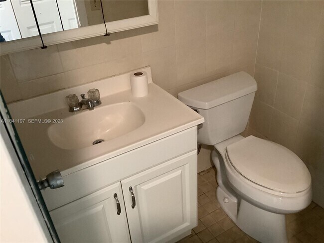 Building Photo - 60 Windsor C