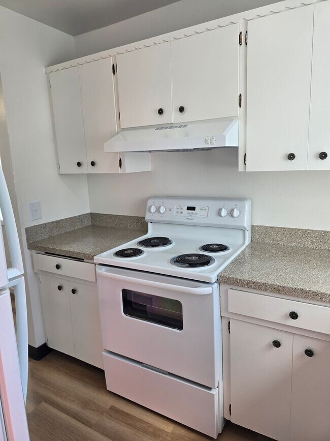 Building Photo - *!*!* Rent Ready Upstairs Pet Friendly 3 B...