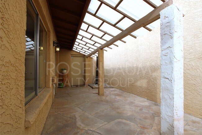 Building Photo - Stunning 2-bedroom, 1.5-bath haven in Phoe...