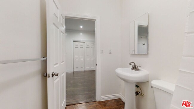 Building Photo - 507 Loma Dr
