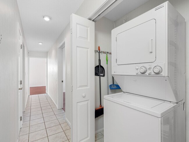 Building Photo - $500 OFF FIRST MONTHS RENT!