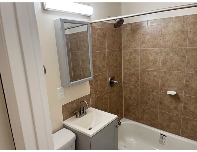 Building Photo - Fully Updated 1 Bed/1 Bath! Great Ballard ...
