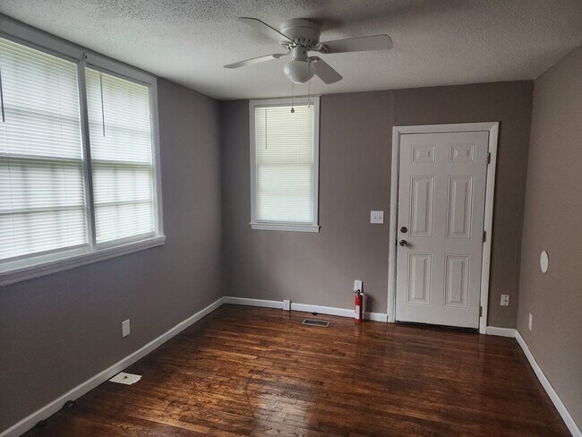 Building Photo - Stunning 3-Bedroom Home with Fresh Modern ...
