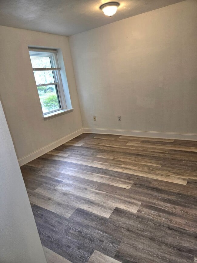 Building Photo - Spacious Five Bedroom