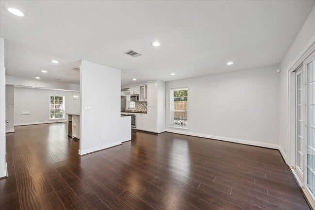 Building Photo - 671 N Post Oak Ln