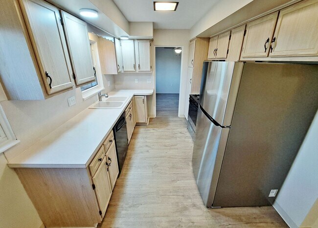 Building Photo - 3 Bed / 1-1/2 Bath Single Family Home w/ 2-Car Garage