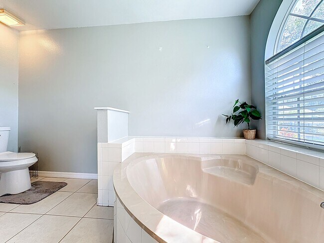 Building Photo - Discover your peaceful retreat in Wekiwa Woods!