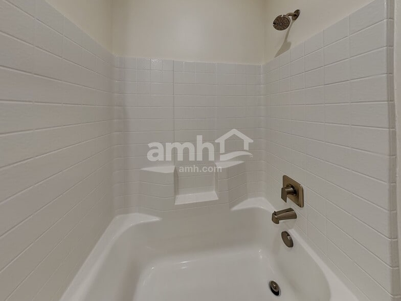 Building Photo - 954 N Barkvine Ave