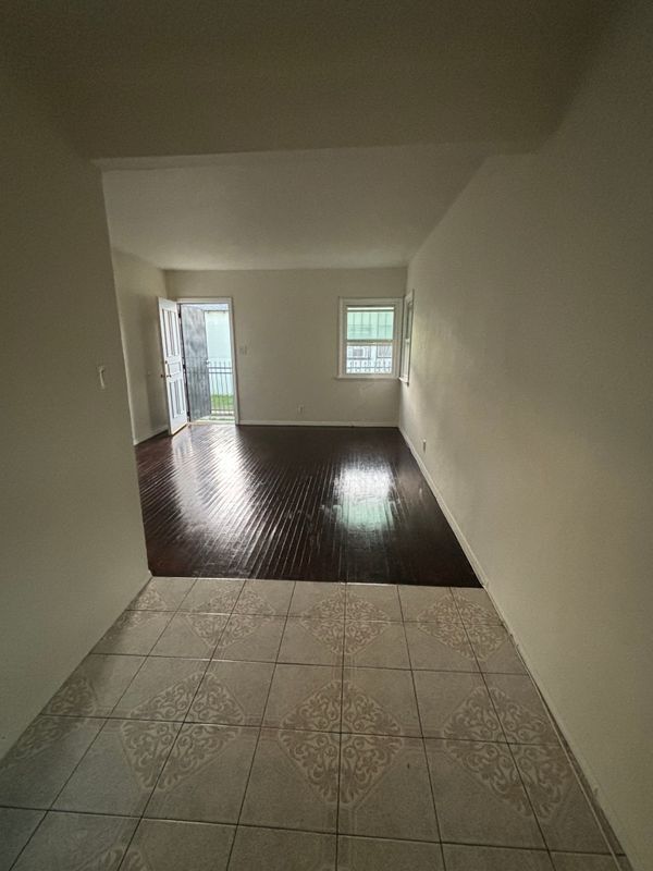 Building Photo - 318 E 99th St