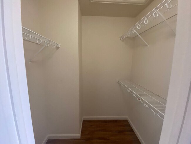 Building Photo - Beautiful 2 Bedroom 2 1/2 Bath Townhome in...