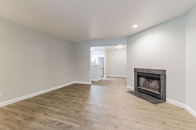 Building Photo - Completely renvovated 2 bedroom/2 bathroom...