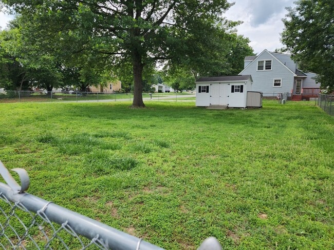 Building Photo - 3 Bedroom 2 Bath Brick Rancher in Mechanic...