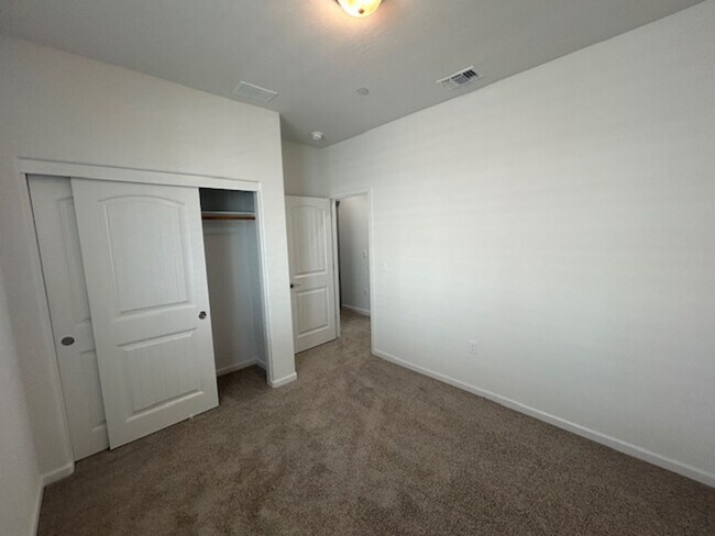 Building Photo - Brand new 4 bedroom 3 bathroom with solar in NW Visalia!!