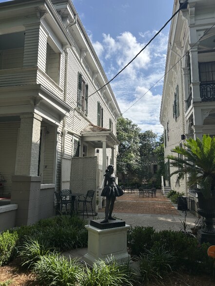 Building Photo - 2300 Esplanade Ave