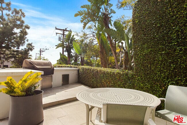 Building Photo - 8787 Shoreham Dr