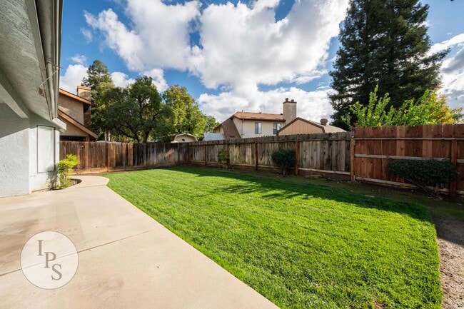 Building Photo - North West Fresno Home, 3BR/2BA, 1878sf, NEW CARPET - Lots of Amenities!