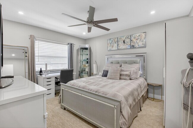 Building Photo - 9299 Vista Del Lago