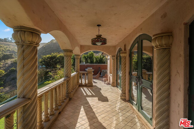 Building Photo - 28305 Via Acero