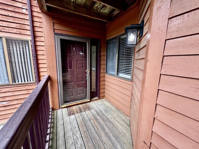 Building Photo - Gorgeous Condo right off Shore Dr, a stree...