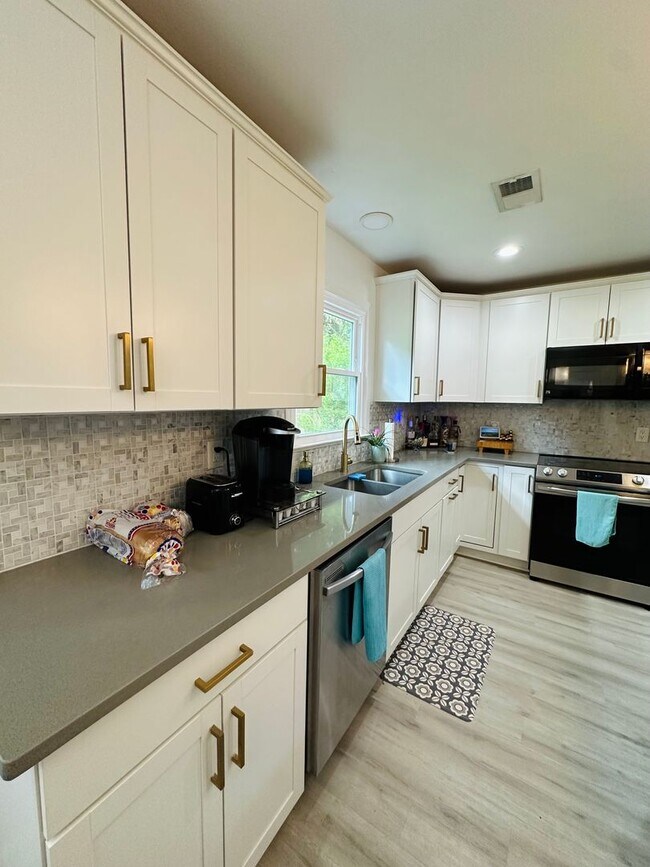 Building Photo - 103 Meadow Creek Dr