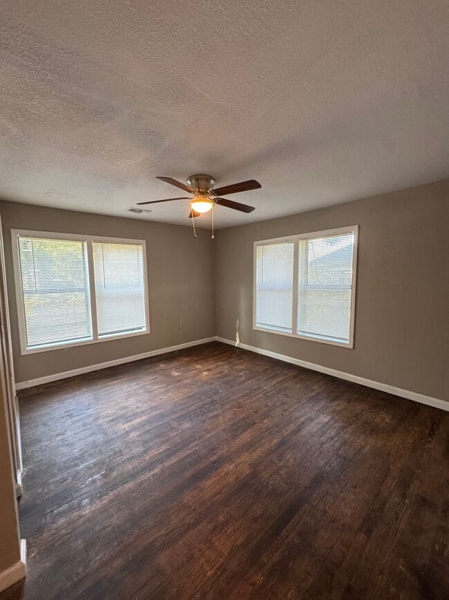 Building Photo - 3 Bedroom / 1 Bath Available Now in Jonesboro
