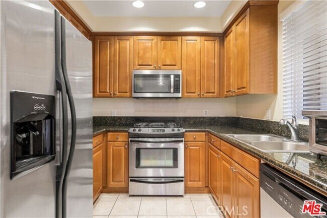 Building Photo - 1401 S St Andrews Pl