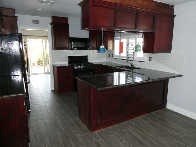 Building Photo - Single Story Pool House for Rent in Canyon...