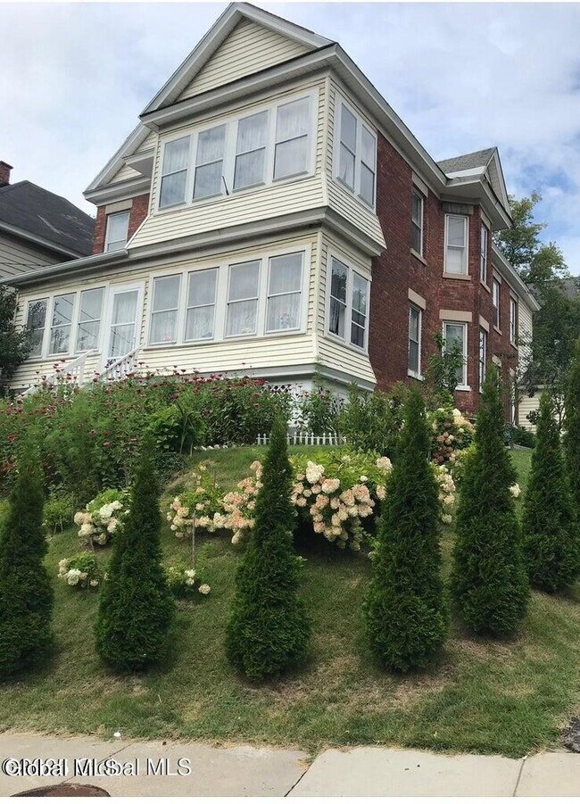 Primary Photo - 240-242-242 Vrooman Ave