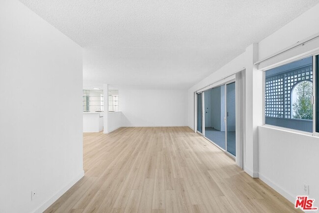 Building Photo - 825 S Gretna Green Way