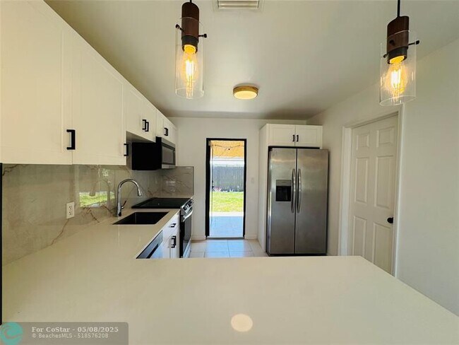 Building Photo - 1472 NE 30th Ct