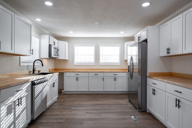 Building Photo - 640 Mission Ridge Rd