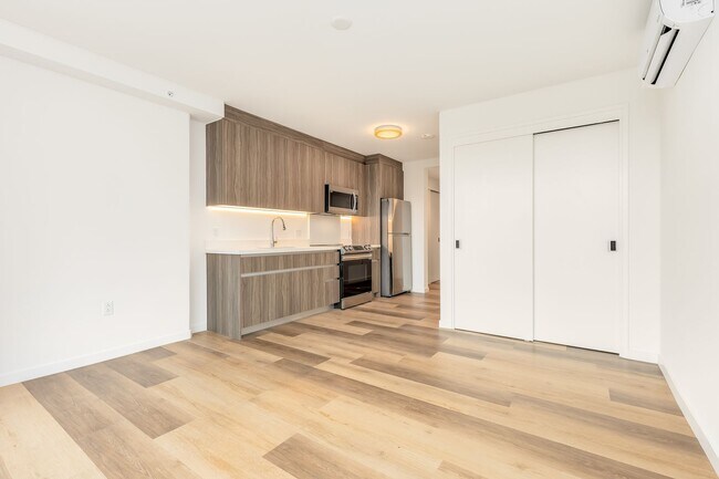 Primary Photo - Urban Living w/Amenities - Studio w/1ba/1pkg PETS NEGOTIABLE!