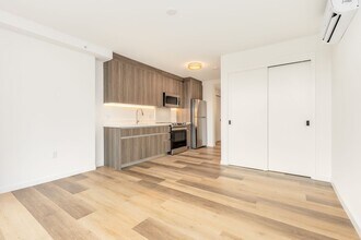 Building Photo - Urban Living w/Amenities - Studio w/1ba/1pkg PETS NEGOTIABLE!