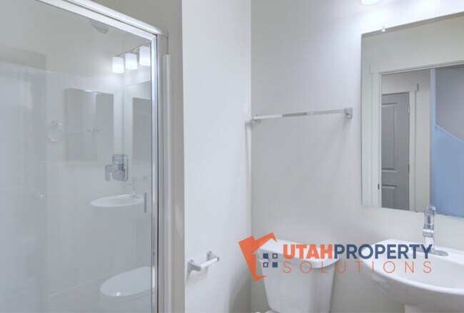 Building Photo - 952 W 500 S