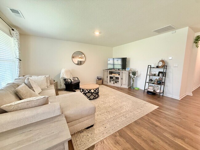 Building Photo - 117 Crescent Cir