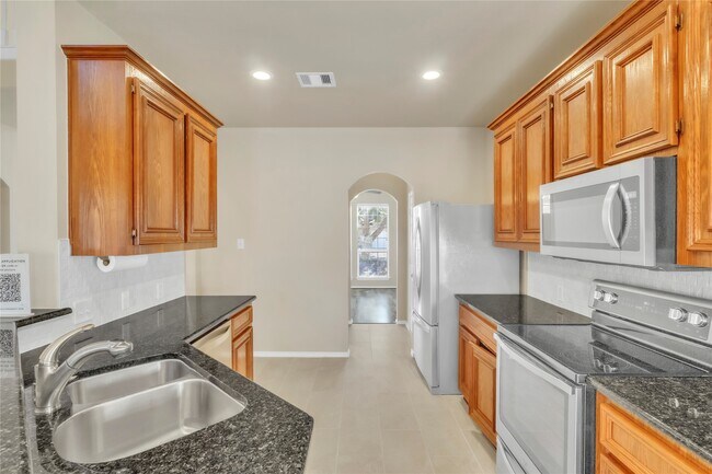 Building Photo - 2803 Lakecrest Way Dr