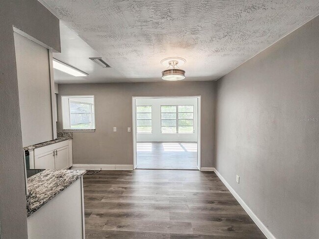 Building Photo - 995 Barclay Dr