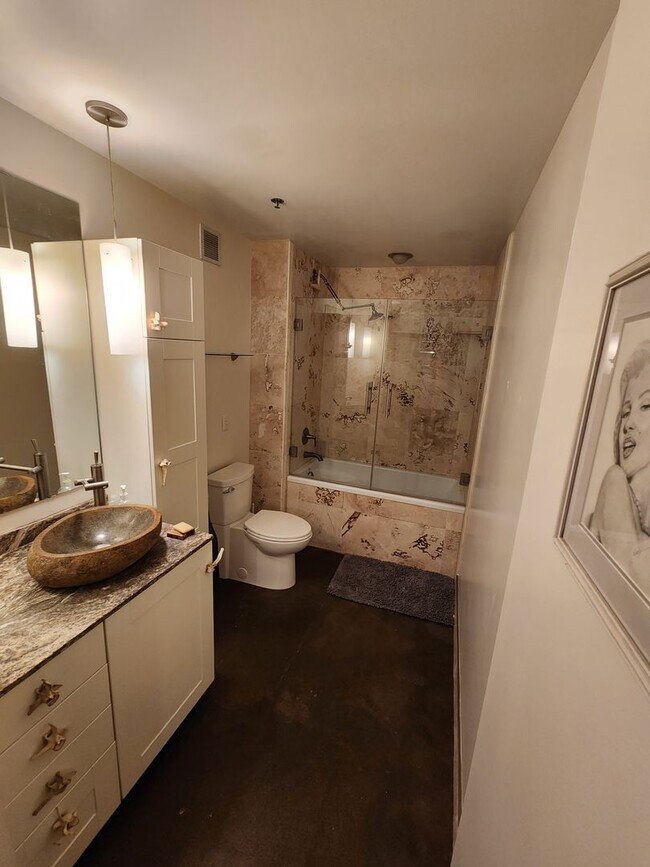 Building Photo - Downtown Saint Paul DREAM Loft-  Close to work, coffee, bars, restaurants, and light rail