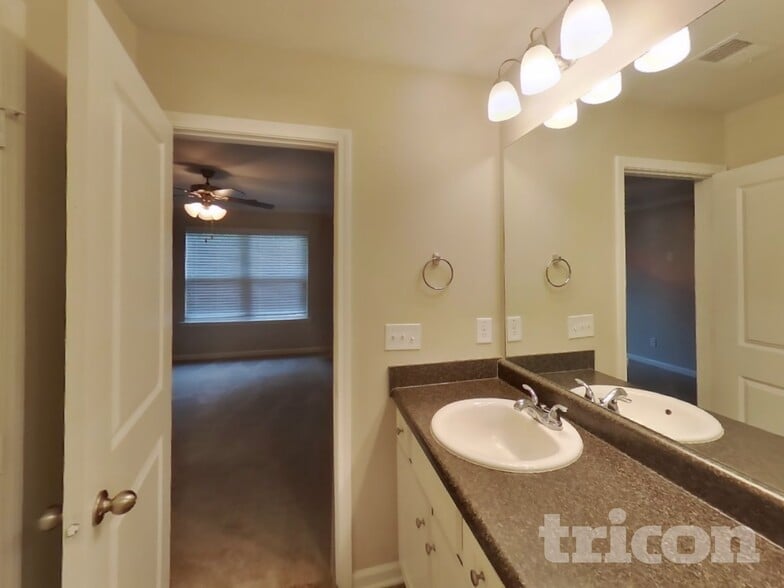 Building Photo - 2300 Shady Dr